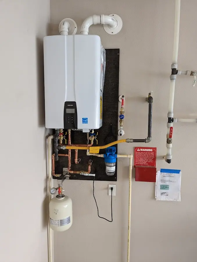 Professional plumber installing copper piping in a Ovilla home